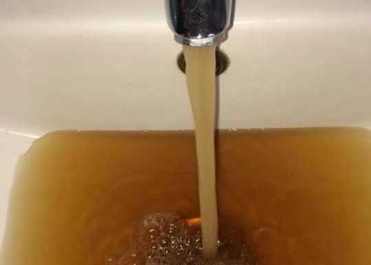 Olginate. Acqua marrone dai rubinetti: “Disagio momentaneo, lavori sull’acquedotto”