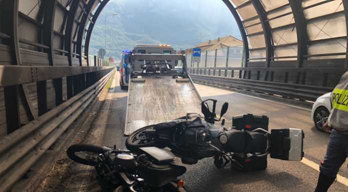 Scontro tra due moto nel tunnel del Barro, nessun ferito grave