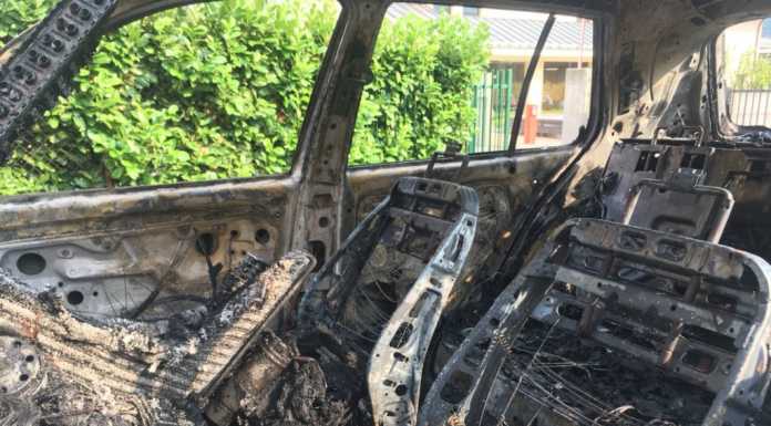 Auto in fiamme a Malgrate, completamente distrutta una Golf