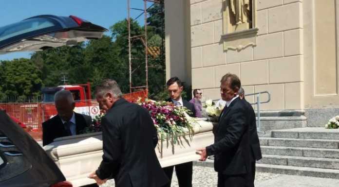 Ad Alzate i funerali della 53enne scomparsa e ritrovata morta nel lago del Segrino