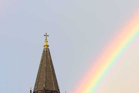 Dopo il temporale lo spettacolo dell’arcobaleno sopra la città