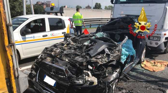 Tragico incidente in A4: auto schiacciata tra due camion, un morto