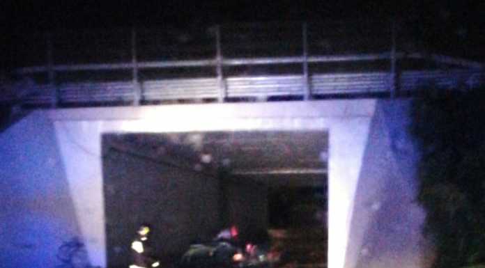 Bloccata nel sottopasso allagato. 23enne si salva salendo sul tetto dell’auto