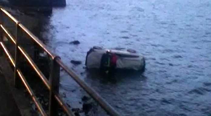 Varenna: auto esce di strada e finisce nel lago, salvo il conducente