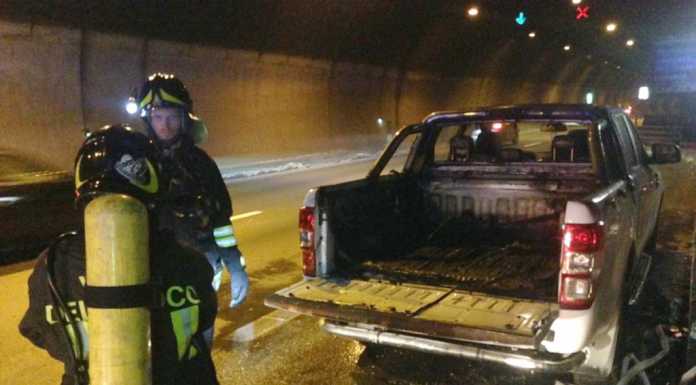 SS36. A fuoco il cassone di un pick up nel Tunnel del Barro