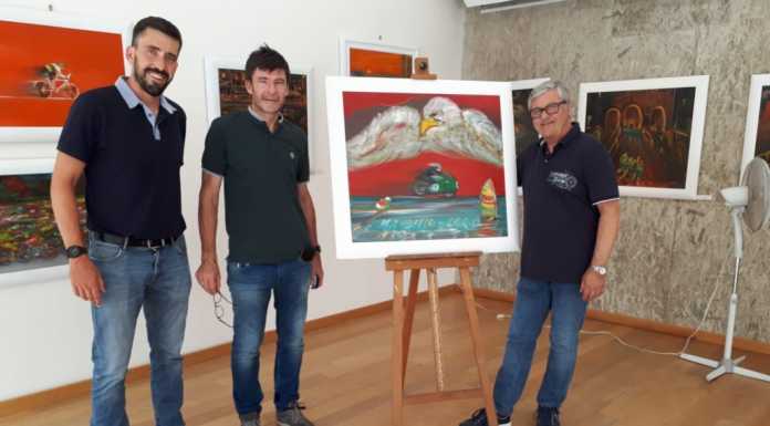 Mandello. Il campione Gianni Bugno alla mostra di Tiziano Cantoni