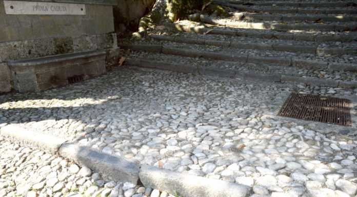 Laorca. Anonimi sistemano un breve tratto della scalinata del cimitero cimitero di laorca