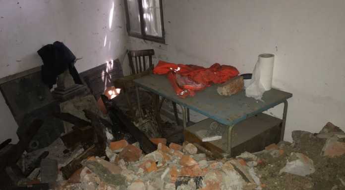 Cimitero di Laorca. La stanza della vergogna con terra, pezzi di tomba e di una bara