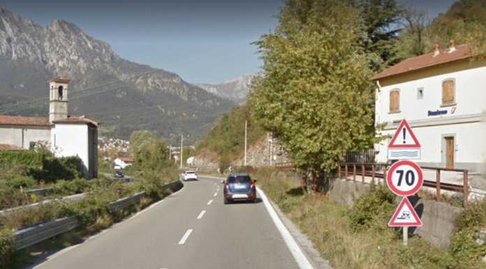 Scena da film sull’ex SS36. Inseguito attraversa, intanto gli lanciano un sasso