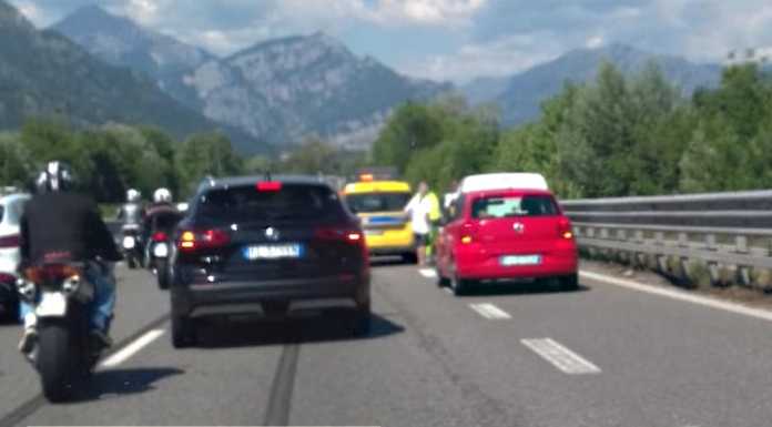 Incidente nel pomeriggio sulla SS36, tutti in coda tra Bosisio e Molteno