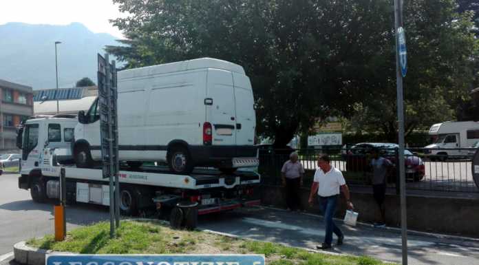 Furgone bloccato in via Amendola. Intervengono carro attrezzi e Polizia Locale