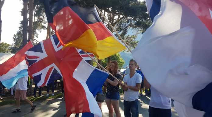 Dervio. Una sfilata di bandiere apre i mondiali di Dart sul lago