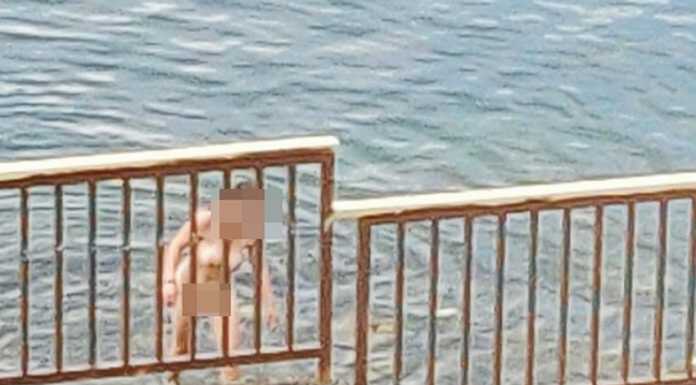 Lecco. Bagno nuda nel lago: immortalata in via Adda