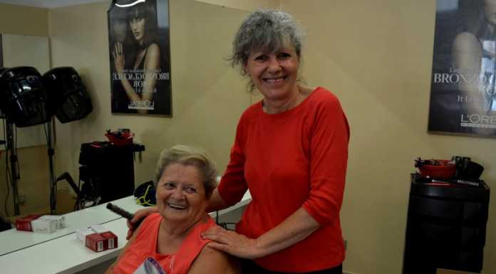 Chiude un negozio storico: la parrucchiera Roberta va in pensione