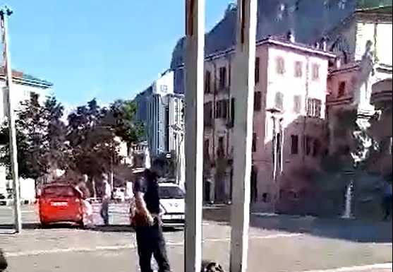 Auto fuori controllo finisce in piazza Cermenati: nessun ferito, solo danni