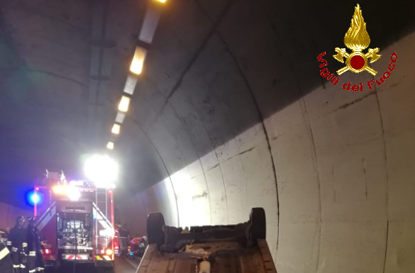 Due ribaltamenti nella notte in SS36 e a Merate, tre feriti