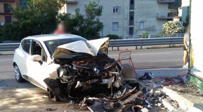 Malgrate. Auto esce di strada e si schianta contro l’edicola, illeso il conducente