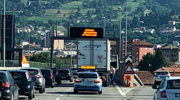Code sulla SS36 in direzione Nord per un veicolo fermo zona terzo Ponte