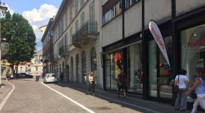 Lecco, le strisce bianche in via Cavour scatenano la polemica