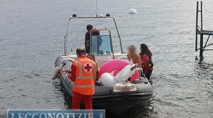 Tentano di raggiungere Varenna da Bellagio su una ‘ciambella’, salvati
