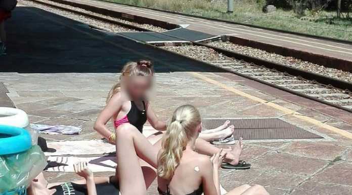 Varenna: la stazione come la spiaggia, turiste sdraiate a prendere il sole