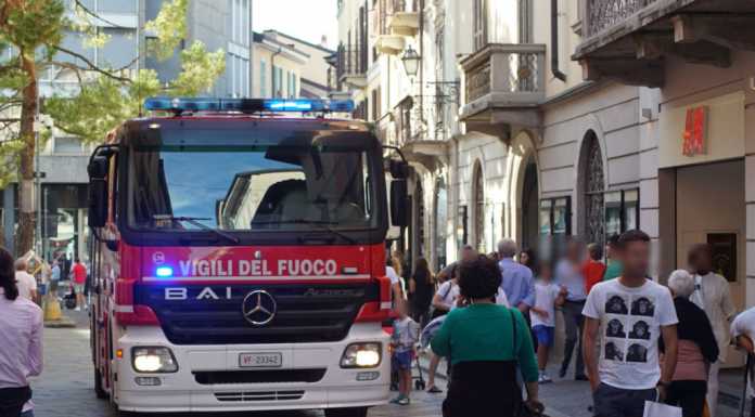 Via Roma. Clienti bloccati in ascensore, per liberarli arrivano i pompieri