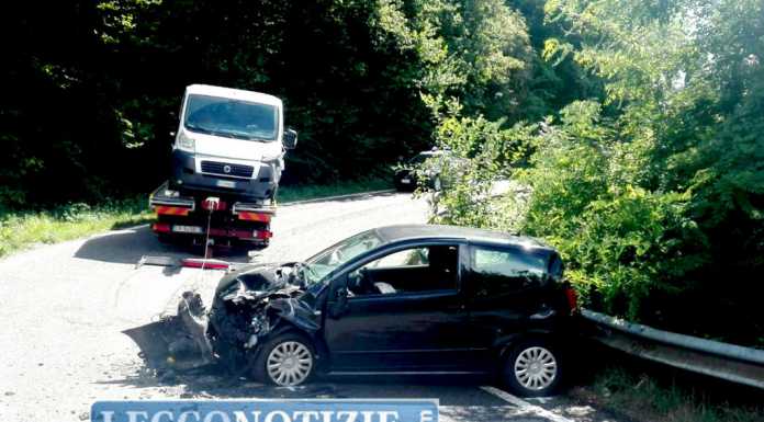 Frontale a Colle Brianza tra auto e furgone. Tre feriti, uno è grave