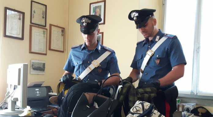 Con un minore derubava i bagnanti in spiaggia, 32enne arrestato