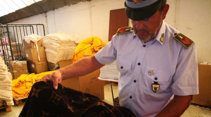 Blitz in un laboratorio cinese, articoli contraffatti e lavoratori irregolari