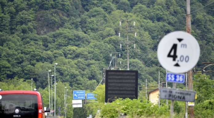 Pannello informativo guasto da tempo a Piona, eppure sarebbe utile