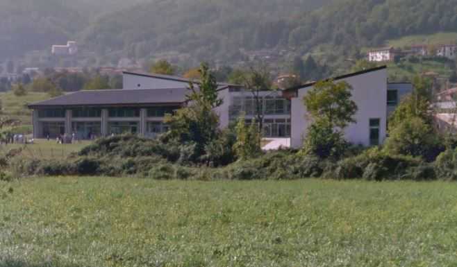 Valgreghentino. Lavori al polo scolastico, la pavimentazione esterna sarà ampliata