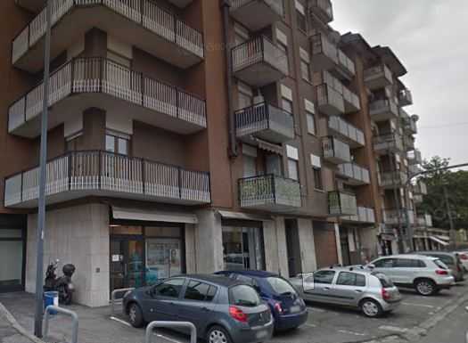 Vercurago. Calcinacci da un balcone sfondano il parabrezza di un’auto