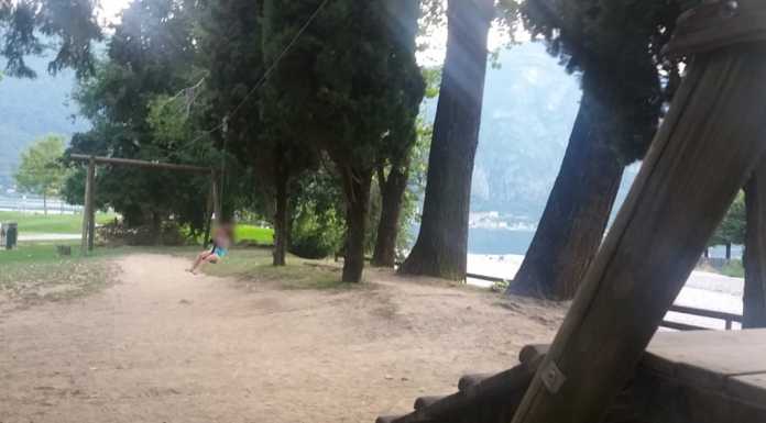 Mandello, bimbo cade da una giostra e finisce all’ospedale