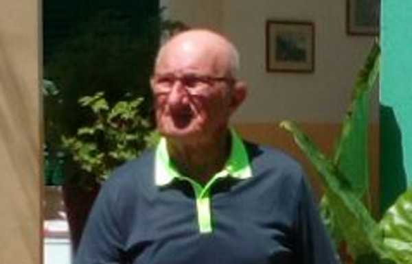 Soffocato dalla plastica, cigno in fin di vita. Salvato grazie a un residente