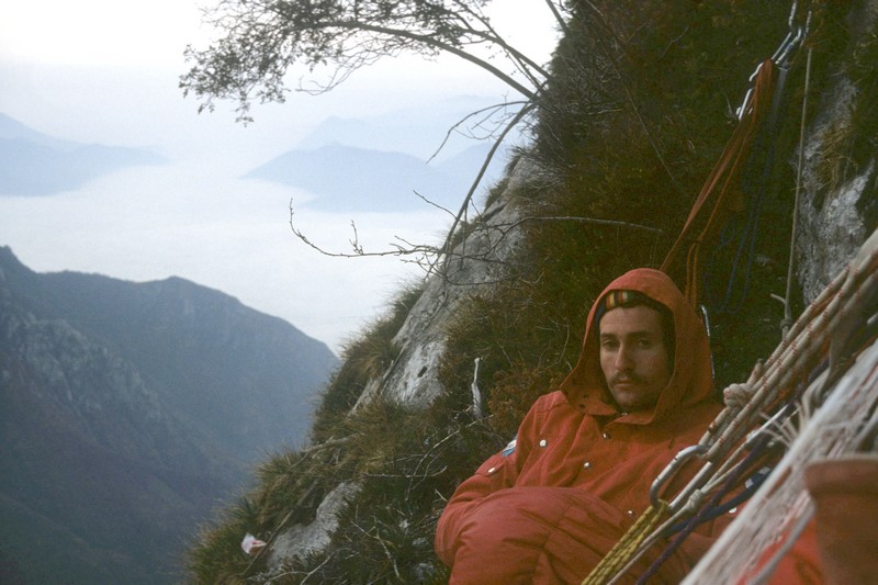 Un bivacco in parete (archivio Balatti)