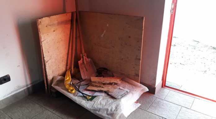 Grignone, ignoti bruciano il cassone porta legna al bivacco Riva-Girani