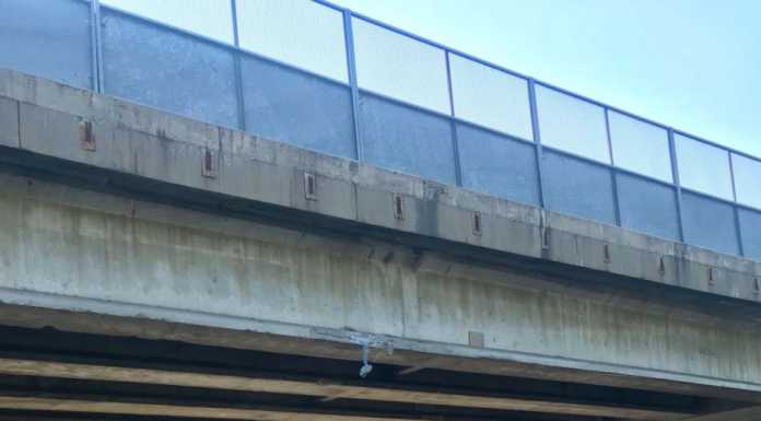 Dal cavalcavia cadono calcinacci, l’allarme a Merone