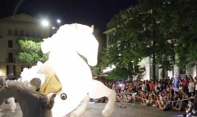 La magia del Carosello dei cavalli luminosi. Si è chiuso il Festival delle Meraviglie