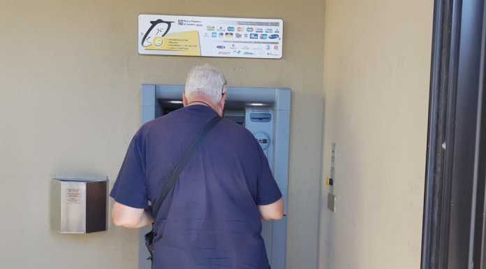 Deruba un uomo al bancomat e fugge, è caccia al ladro a Dervio