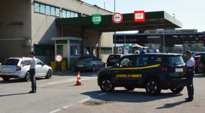 Pregiudicato guida, drogato, un’auto rubata: inseguito e preso dalla Finanza