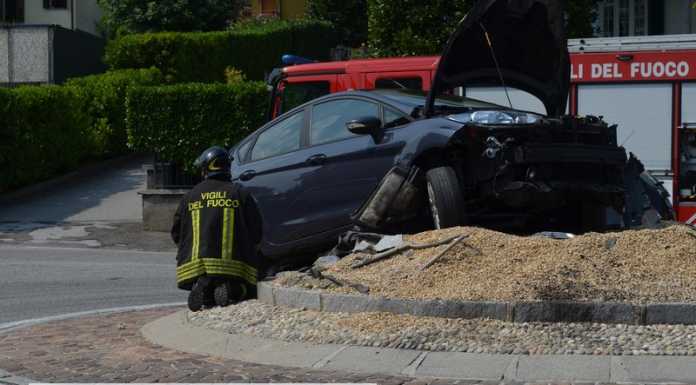 Cesana. Perde il controllo dell’auto e finisce sulla rotonda