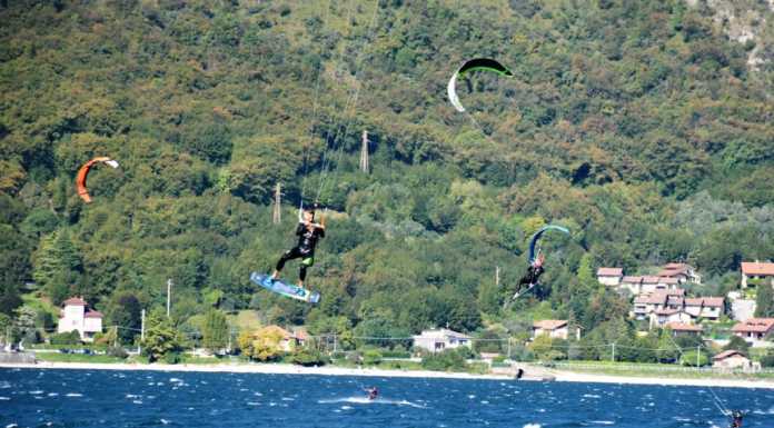 L’esercito del Kitesurf a Mandello, tra “voli” ed evoluzioni (FOTO)