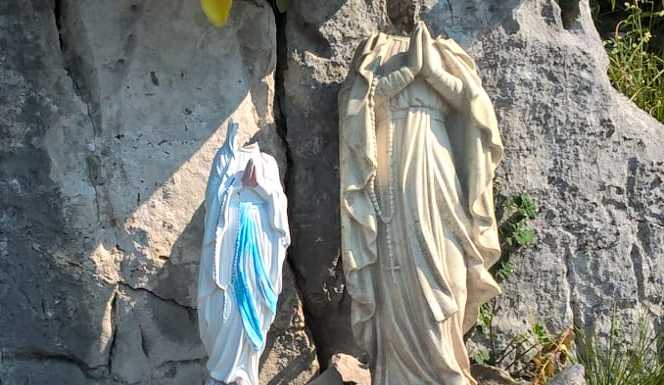 Sfregio alla montagna. Decapitate le due Madonnine della ferrata Gamma 1