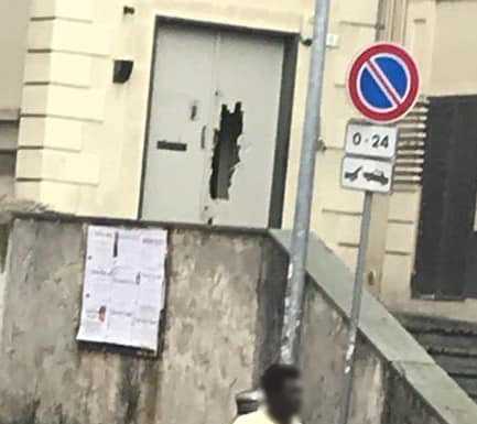 Lecco. Migrante prende a sprangate la porta della Caritas