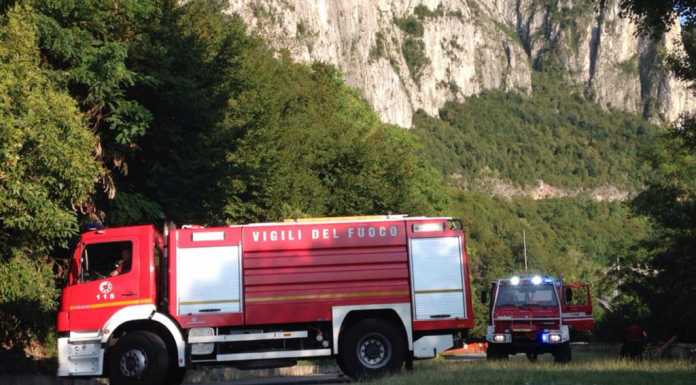 Fiamme sui binari tra Abbadia e Lecco: focolai spenti dai VVF. Ritardi per i treni