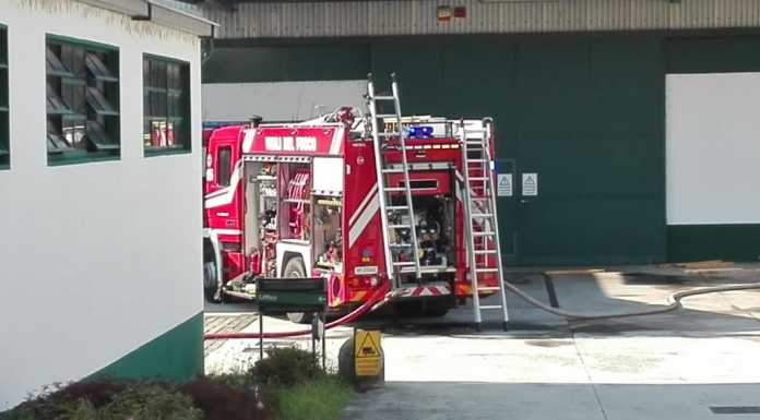 Incendio nel silos di una falegnameria, intervento dei pompieri
