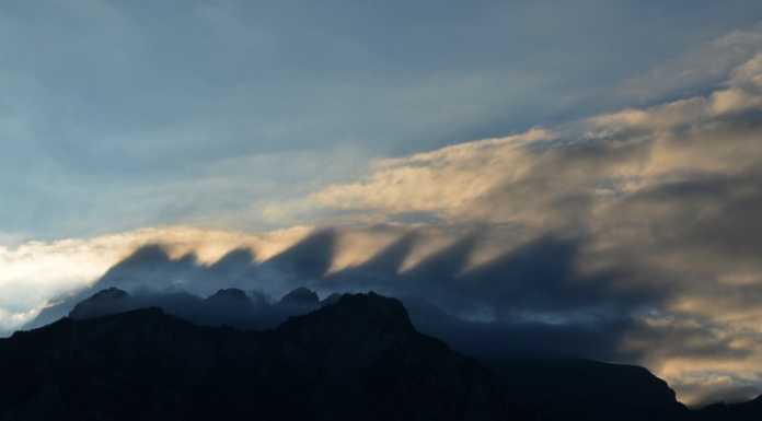 Riflessi di luce sul Resegone, gli effetti speciali della natura