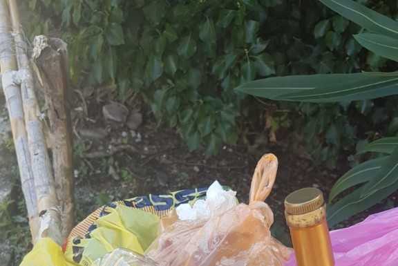 Dervio: cestini colmi in località Foppa e terra di cantiere sulla ciclabile