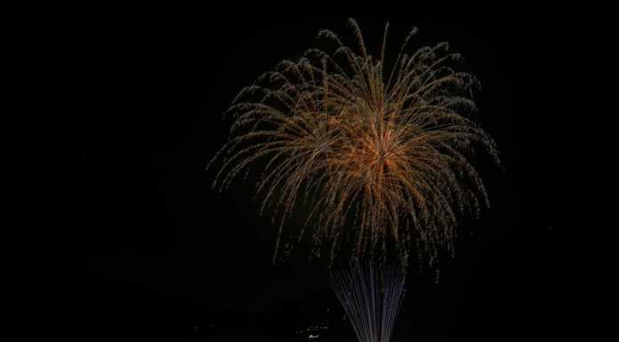Mandello. I fuochi d’artificio illuminano la notte di San Lorenzo
