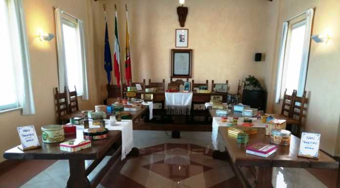 Ballabio. “Le scatole di latta”, in sala consiliare per un tuffo nel passato